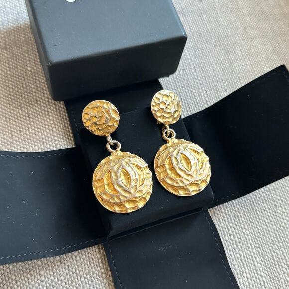 Vintage CHANEL Hammered Gold-Tone CC Logo Clip-On Statement Earrings 1980s/90s - Picture 4 of 4